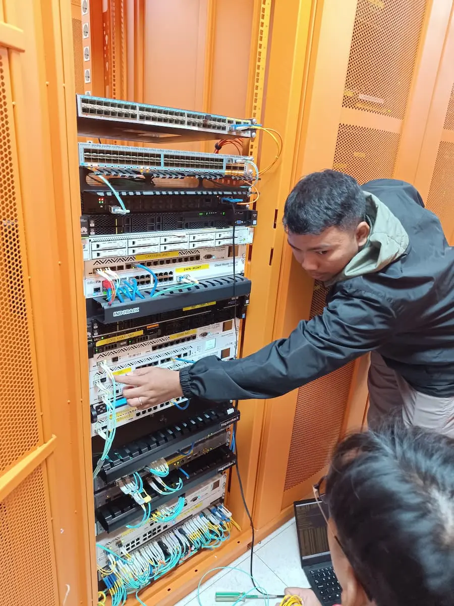 Tim teknis melakukan monitoring dan pengujian koneksi